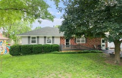 308 E Meadow Street, Smithville, MO 64089