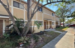 9491 N Palm Cir N, Pembroke Pines, FL 33025