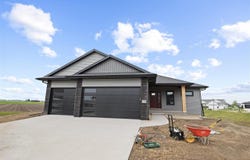 1550 Parker Ct, NorthLiberty, IA 52317