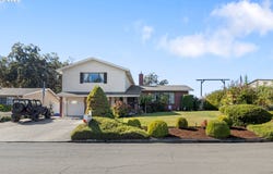 2196 NW ANDREA St, Roseburg, OR 97471