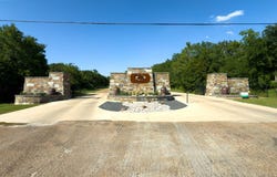 100 Oakridge Cir, Mabank, TX 75147