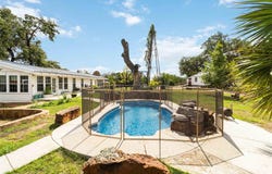 227 Henderson LN, Lockhart, TX 78644