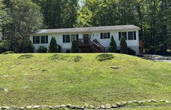 142 Fawnwood Circle, Greentown, PA 18426