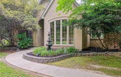 216 SECLUDED  OAKS Lane, Madisonville, LA 70447