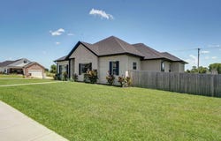 1240 E Keeling Place, Bolivar, MO 65613