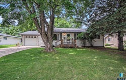 715 N Catherine Ave, Madison, SD 57042