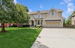 707 Cottonwood Drive, Lansing, KS 66043