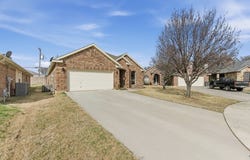 813 Chase Circle, Hurst, TX 76053