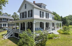 9 Grove Street, Boothbay, ME 04544