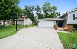 1513 E Sylvan Cir, Brandon, SD 57005