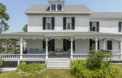 9 Grove Street, Boothbay, ME 04544