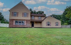 16 Nashua Drive, Marlboro, NJ 07746