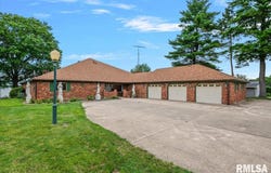 1013 E LAKE SHORE Drive, Springfield, IL 62712