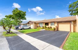 9421 S Meadows Cir, Miramar, FL 33025