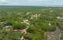 247 Bay Point Dr, Eastpoint, FL 32328