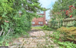 252 W PHILADELPHIA STREET, YORK, PA 17401