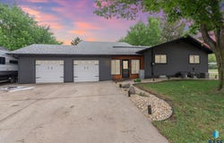 300 W Maple St, Tea, SD 57064