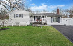122 Ridgewood Avenue, Farmingville, NY 11738