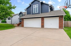 424 N Walnut Creek Dr, Derby, KS 67037