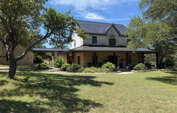 1011 Oak Meadow DR, Dripping Springs, TX 78620