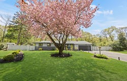 6 Rigger Court, Huntington Station, NY 11746