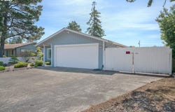 1142 9TH St, Florence, OR 97439