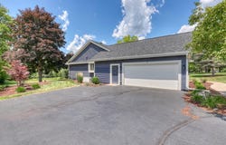 W281n1811 Golf View Dr, Pewaukee, WI 53072