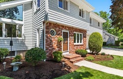 29 Stillman Rd, Lynnfield, MA 01940