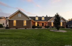 918 Forest Lake Court, Ballwin, MO 63021