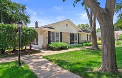 5300 Woodbridge Ln, Greenfield, WI 53221