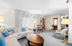 11 Mapleleaf Drive, Park Ridge, NJ 07656
