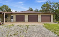 1735 NE 62nd St, Topeka, KS 66617