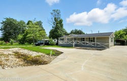 213 Octagon Ave, Louisville, KY 40229