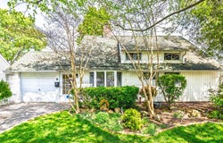33 Atlas Lane, Hicksville, NY 11801
