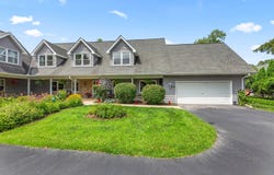 1722 Journeys Dr, Hartland, WI 53029