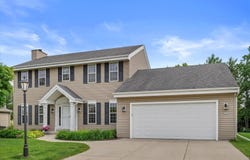 1333 Mockingbird Dr, Oconomowoc, WI 53066