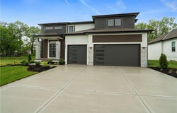2234 NW Killarney Lane, Lee's Summit, MO 64081