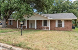1801 S Florey Avenue, Mount Pleasant, TX 75455