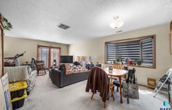 1206 S Bridgeport Pl, Sioux Falls, SD 57106