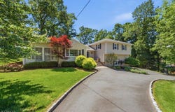 12 Wildwood Dr, North Caldwell Boro, NJ 07006-4418