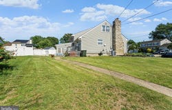 28 KINGSBRIDGE DRIVE, BURLINGTON, NJ 08016