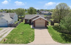 941 E Forest Ct, Haysville, KS 67060