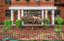 100-10 67th Rd, Forest Hills, NY 11375