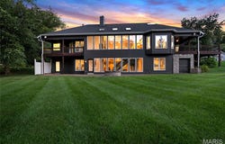 924 Forest Lake Court, Ballwin, MO 63021