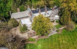 220 RAVENSCLIFF RD, WAYNE, PA 19087