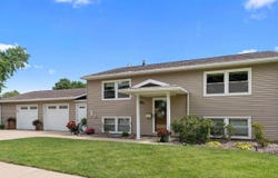911 3RD Street, De Witt, IA 52742
