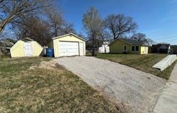 1521 Clinton Avenue, Des Moines, IA 50313