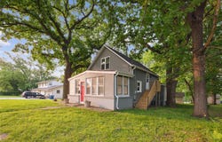 329 E Creston Avenue, Des Moines, IA 50315