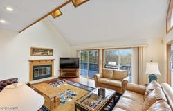 111 Sunset Ridge Drive, Hawley, PA 18428