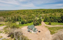8 Matthews Dr, Milford, PA 18337